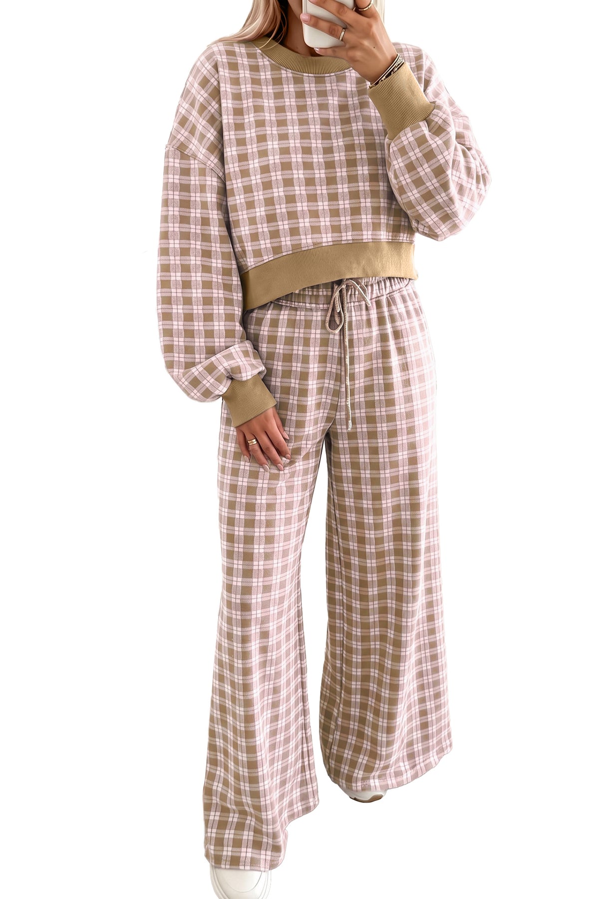 Conjunto de dos piezas: top de manga larga con hombros caídos, estampado de cuadros en tono caqui y detalles en bloques de color acanalados, junto con pantalón a juego.