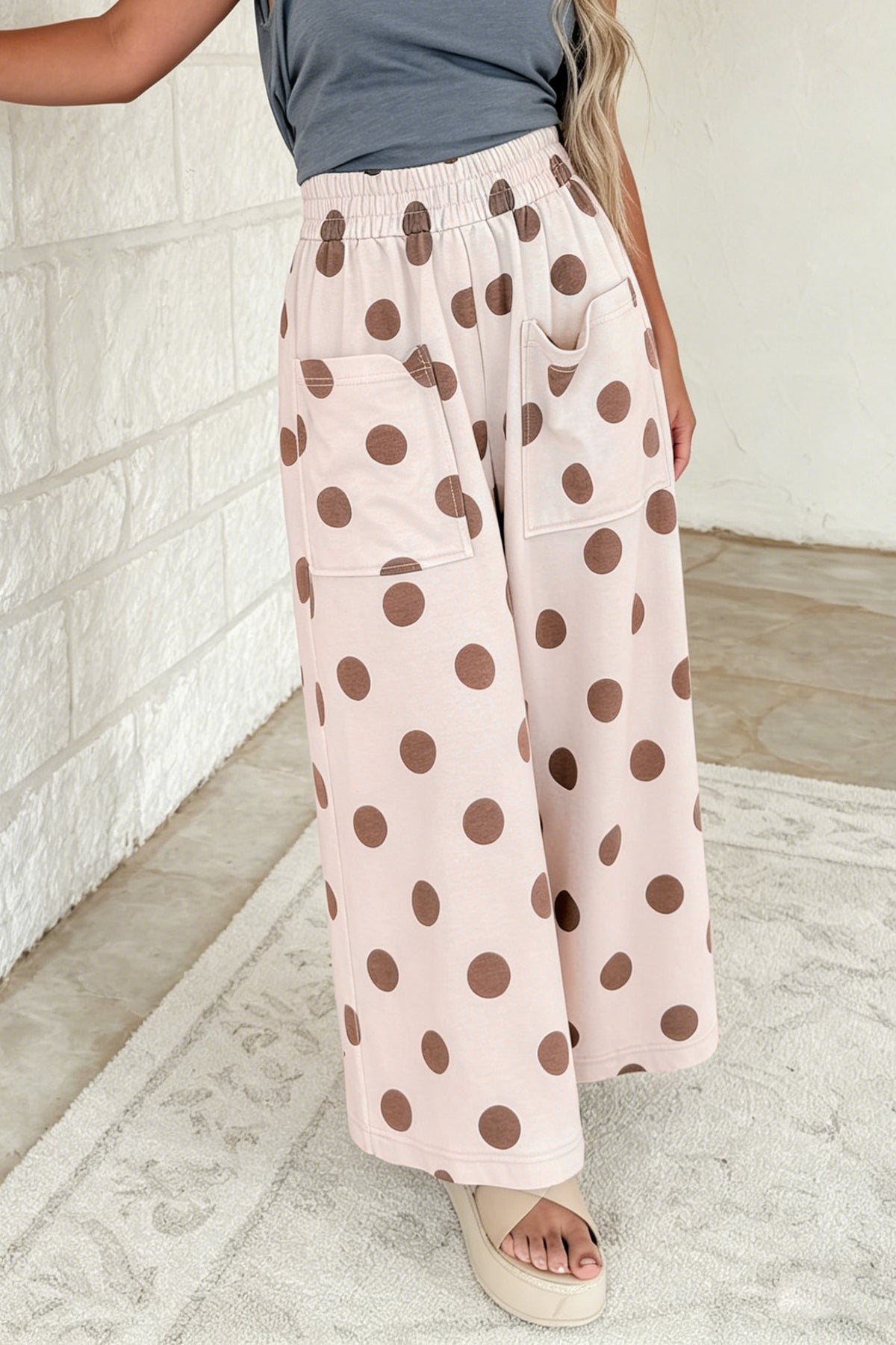 Pantalones informales de pernera ancha, con cintura elástica y estampado de lunares sobre fondo azul