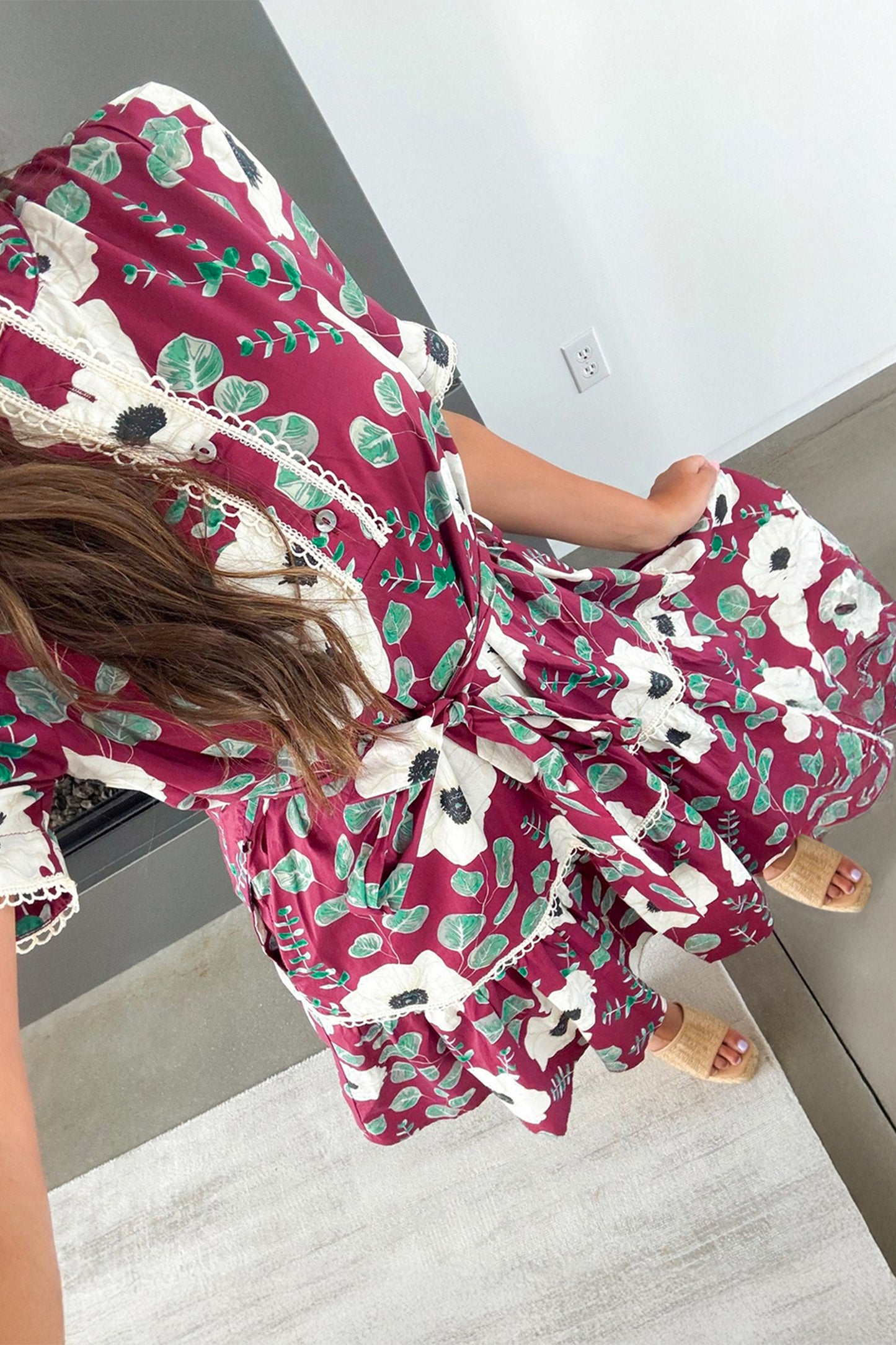 Vestido mini con estampado floral rojo, mangas cortas abullonadas y cinturón - Bego Fashion