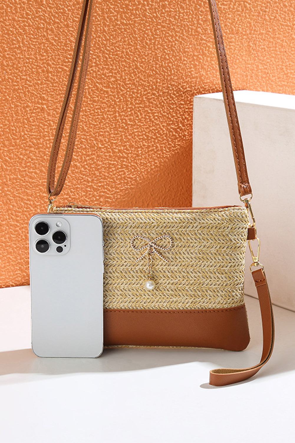 Bolso bandolera de paja y piel sintética con parche, lazo beige y detalle de perlas