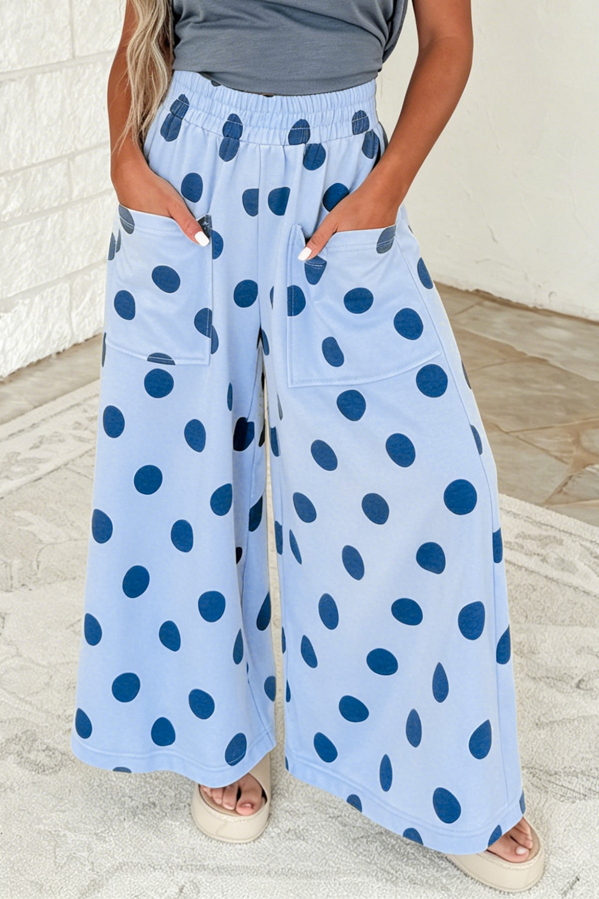 Pantalones informales de pernera ancha, con cintura elástica y estampado de lunares sobre fondo azul