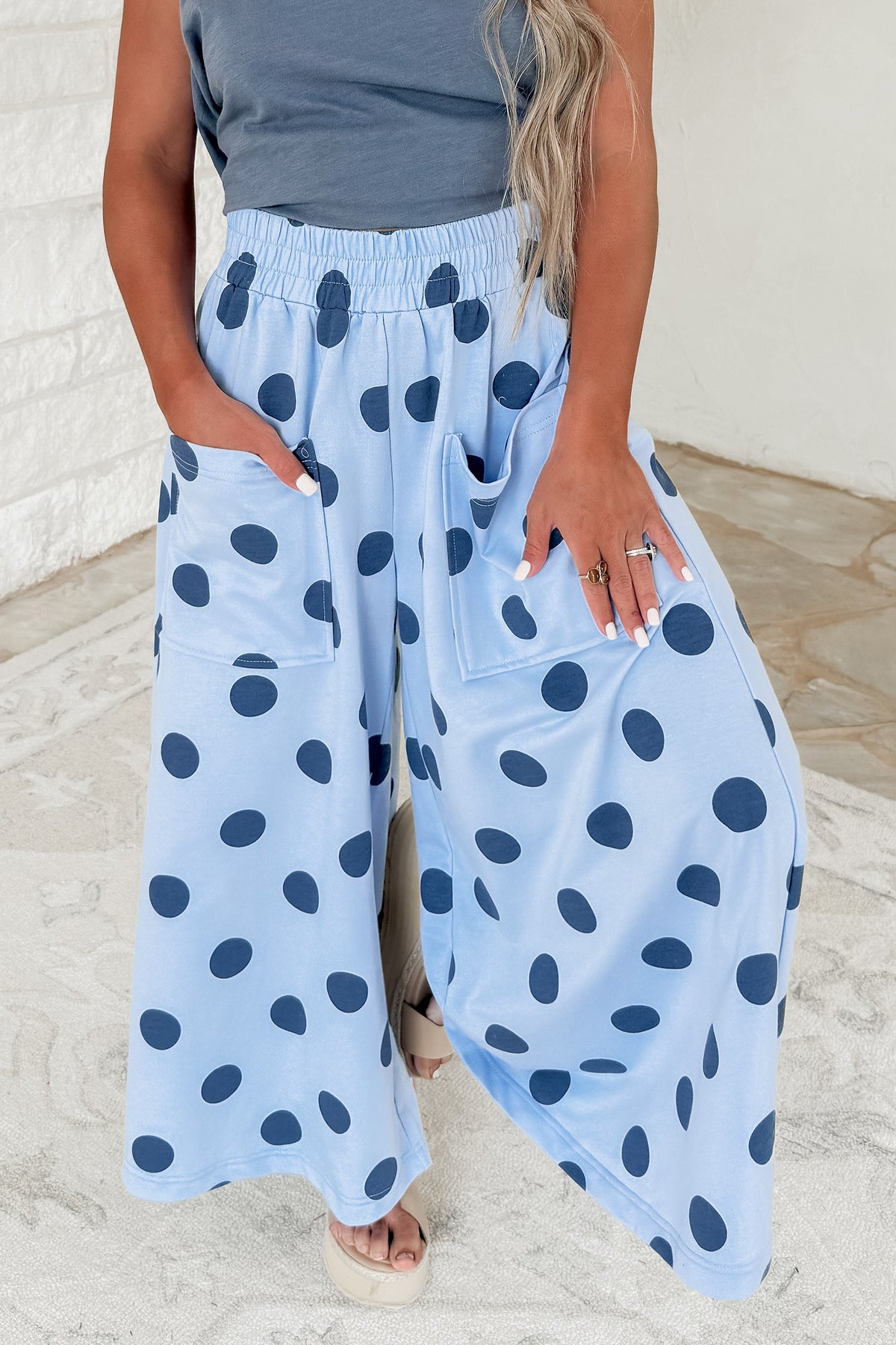 Pantalones informales de pernera ancha, con cintura elástica y estampado de lunares sobre fondo azul