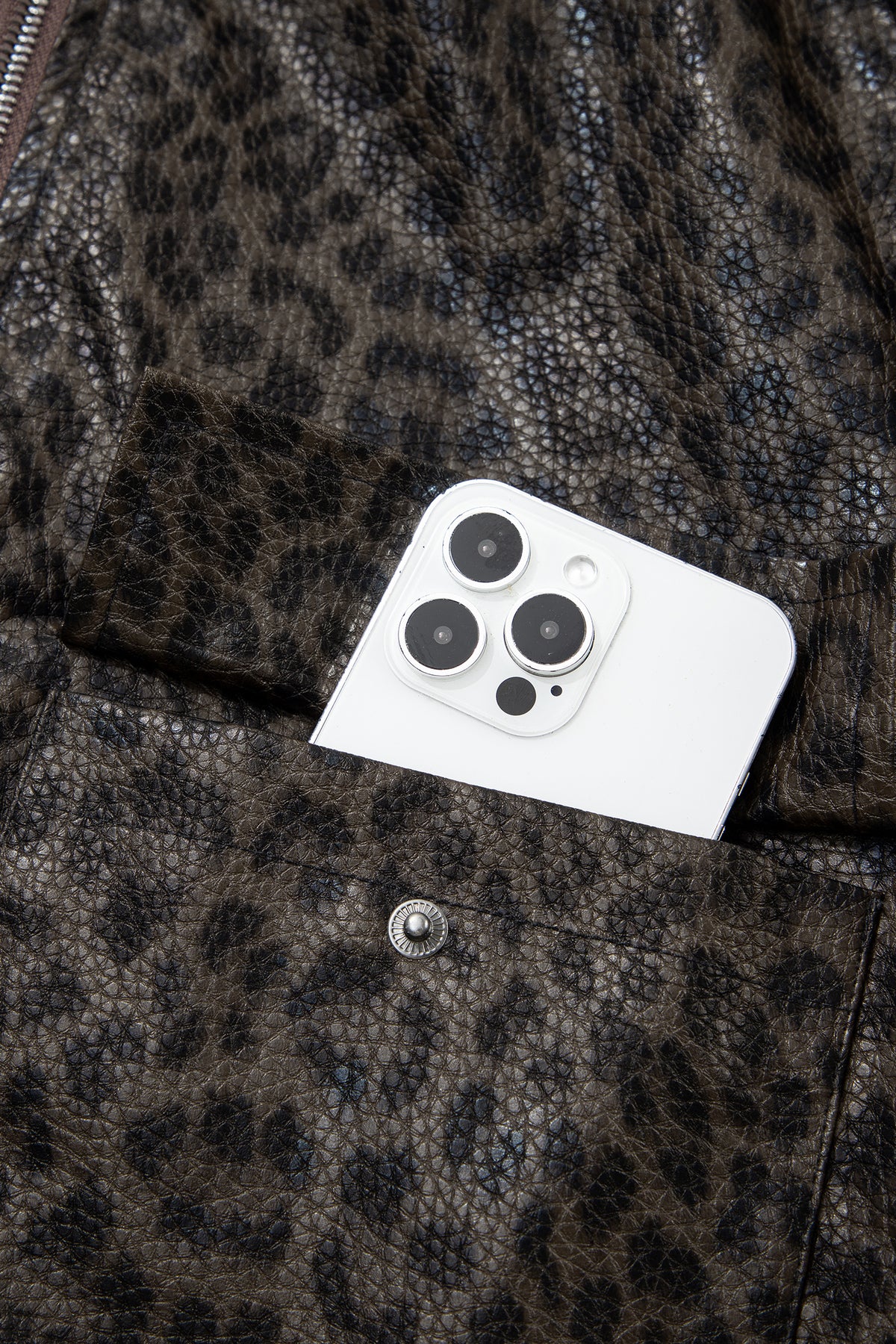Chaqueta multicolor con estampado de leopardo, diseño en bloques de color, cuello y cierre frontal metálico.