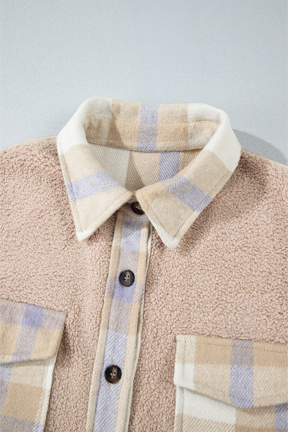 Abrigo largo de sherpa, con cuello, cierre de botones y diseño de parches a cuadros en tono gris humo