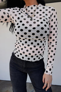 Top ajustado de manga larga y cuello redondo transparente con lunares blancos