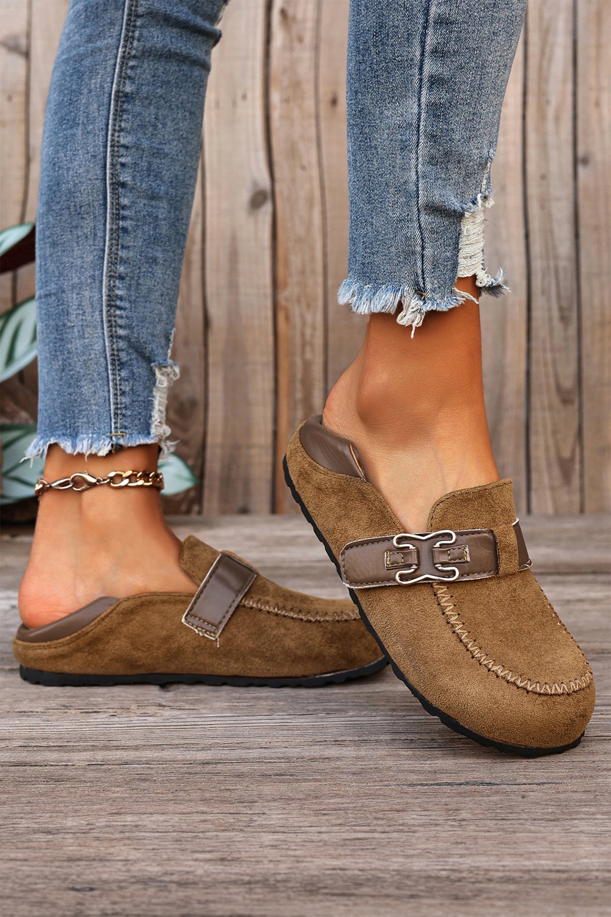 Zapatos tipo slip-on de estilo retro en color café, con diseño de paneles combinados en piel sintética y ante sintético, y detalle de hebilla.