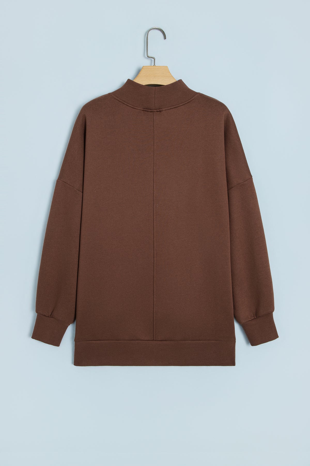 Sudadera tipo túnica de color liso, corte oversize, cuello alto y bajo con aberturas, en color café