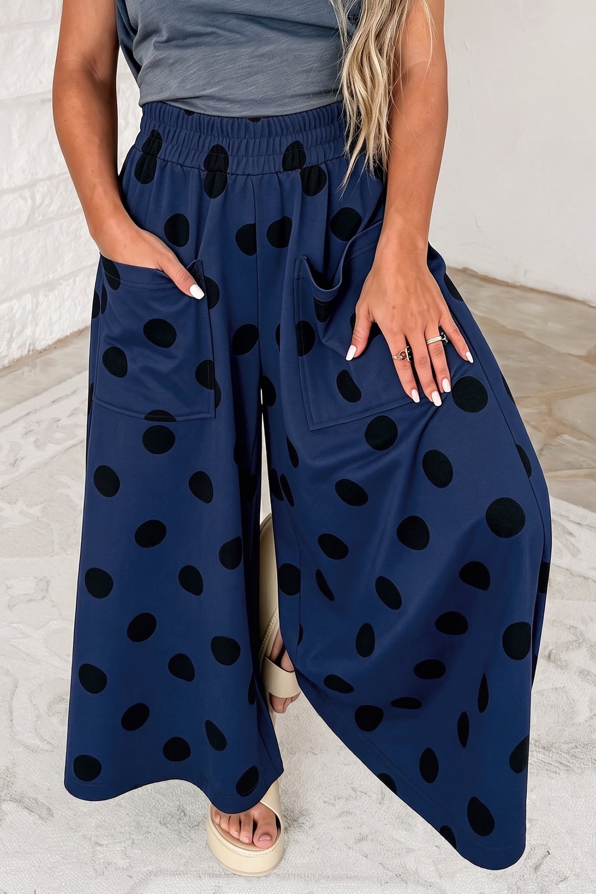 Pantalones informales de pernera ancha, con cintura elástica y estampado de lunares sobre fondo azul