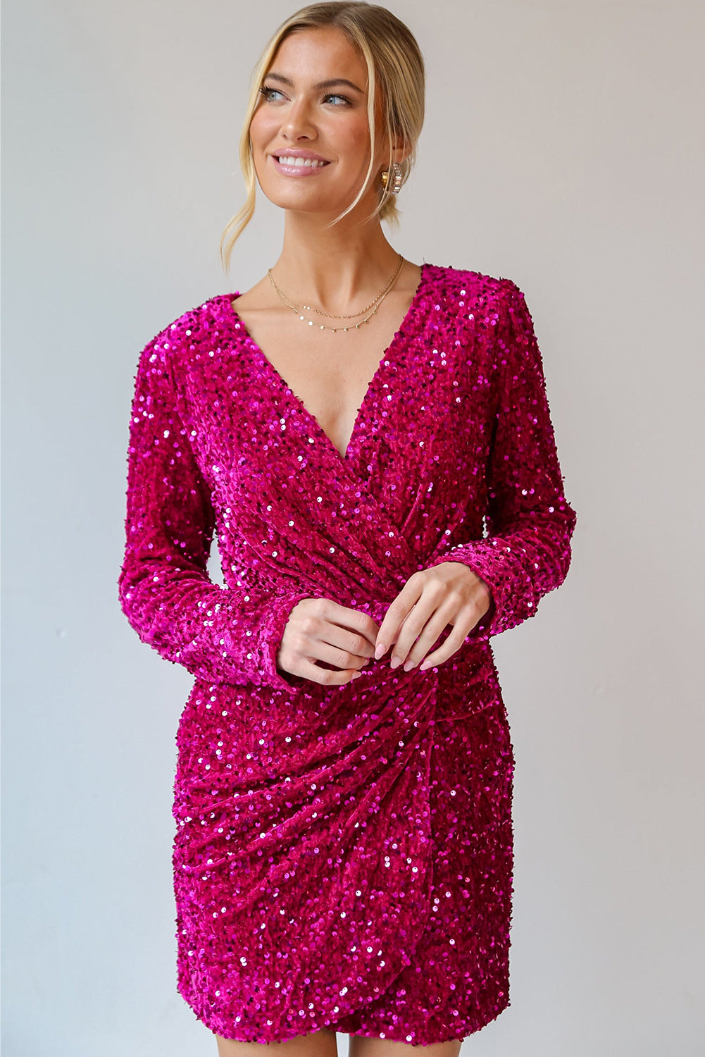 Minivestido cruzado de manga larga y cuello en V, en color rosa Pitaya, con lentejuelas efecto terciopelo