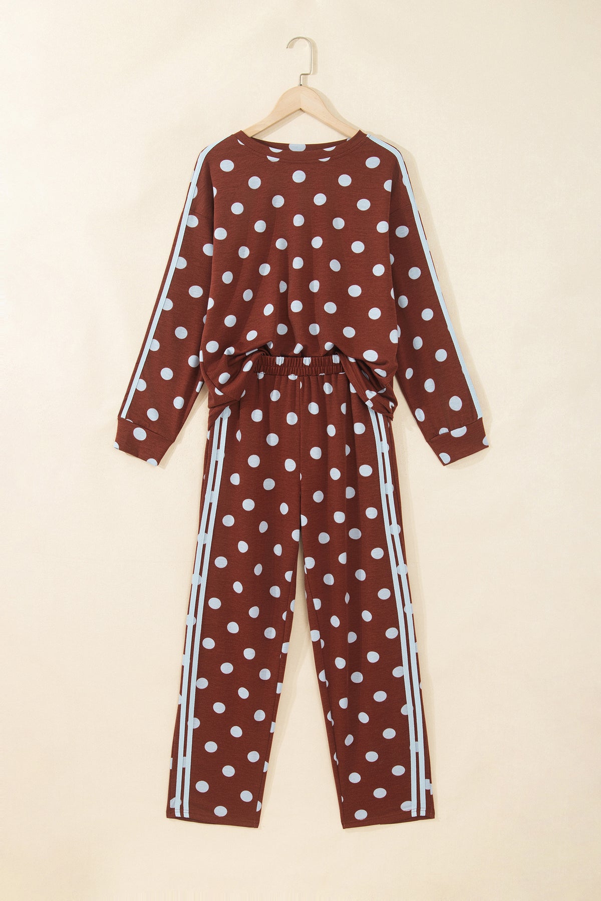 Conjunto de pantalón casual y blusa de manga larga marrón con estampado de lunares y detalle de franja lateral.