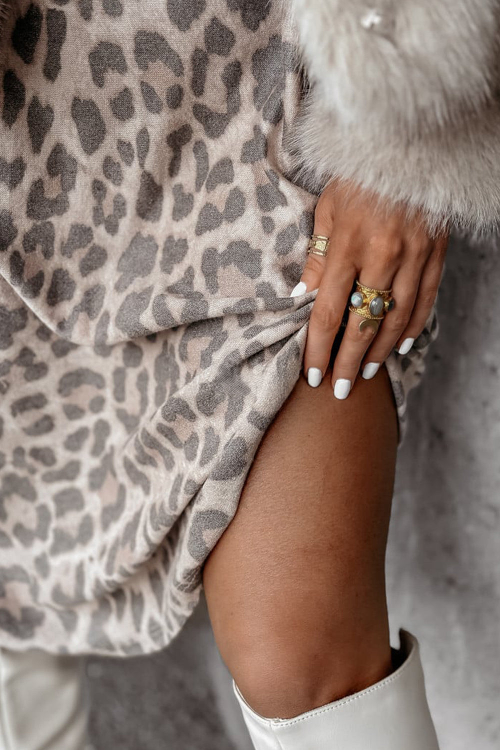 Minivestido gris de corte holgado con estampado de leopardo y cuello en V