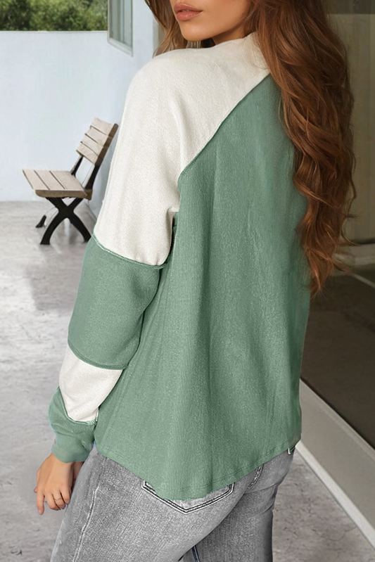 Top de manga larga raglán con diseño de bloques de color, estilo patchwork y textura acanalada, en verde menta.