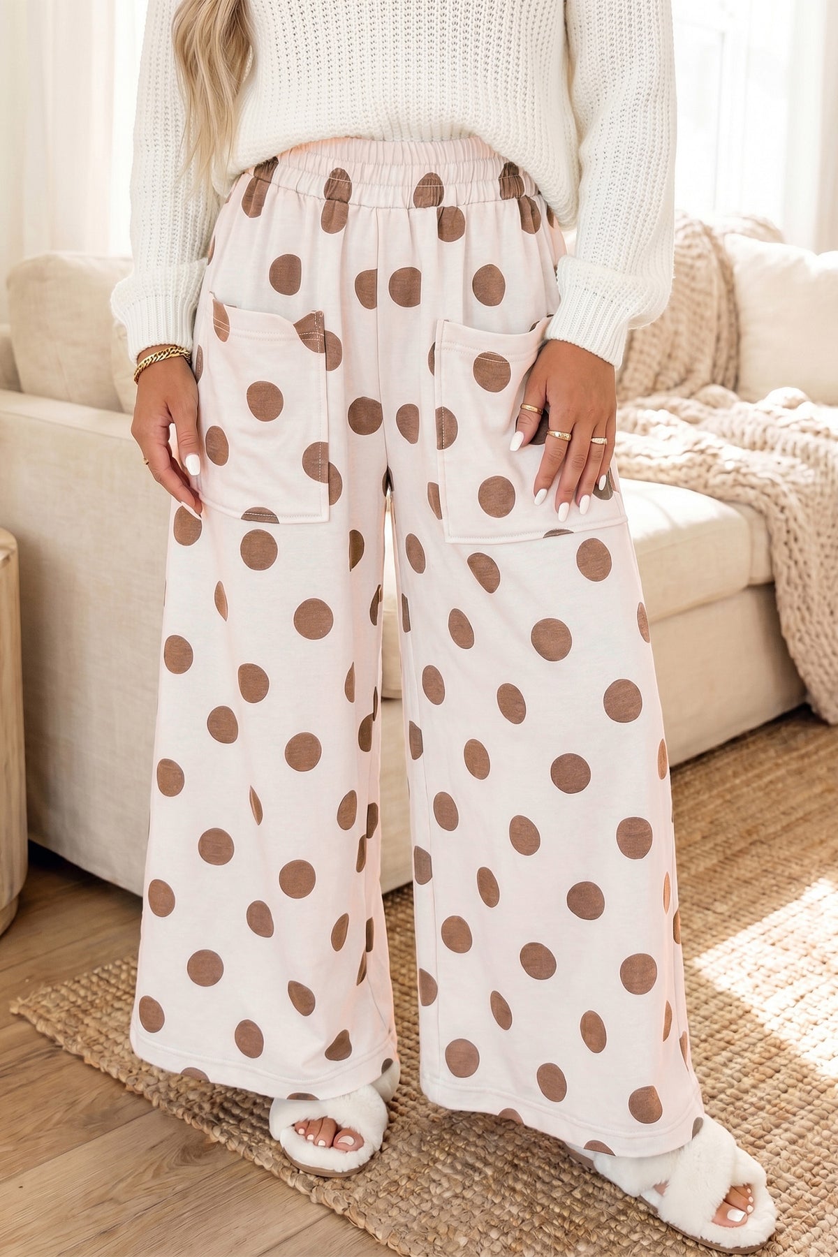 Pantalones informales de pernera ancha, con cintura elástica y estampado de lunares sobre fondo azul