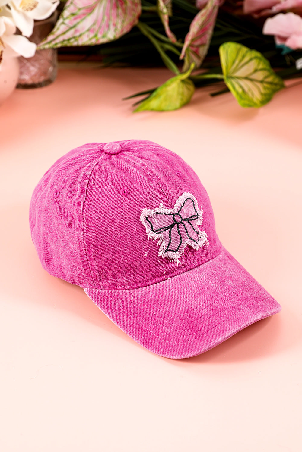 Gorra de béisbol ajustable estilo patchwork, color rosa intenso, con detalle de lazo.
