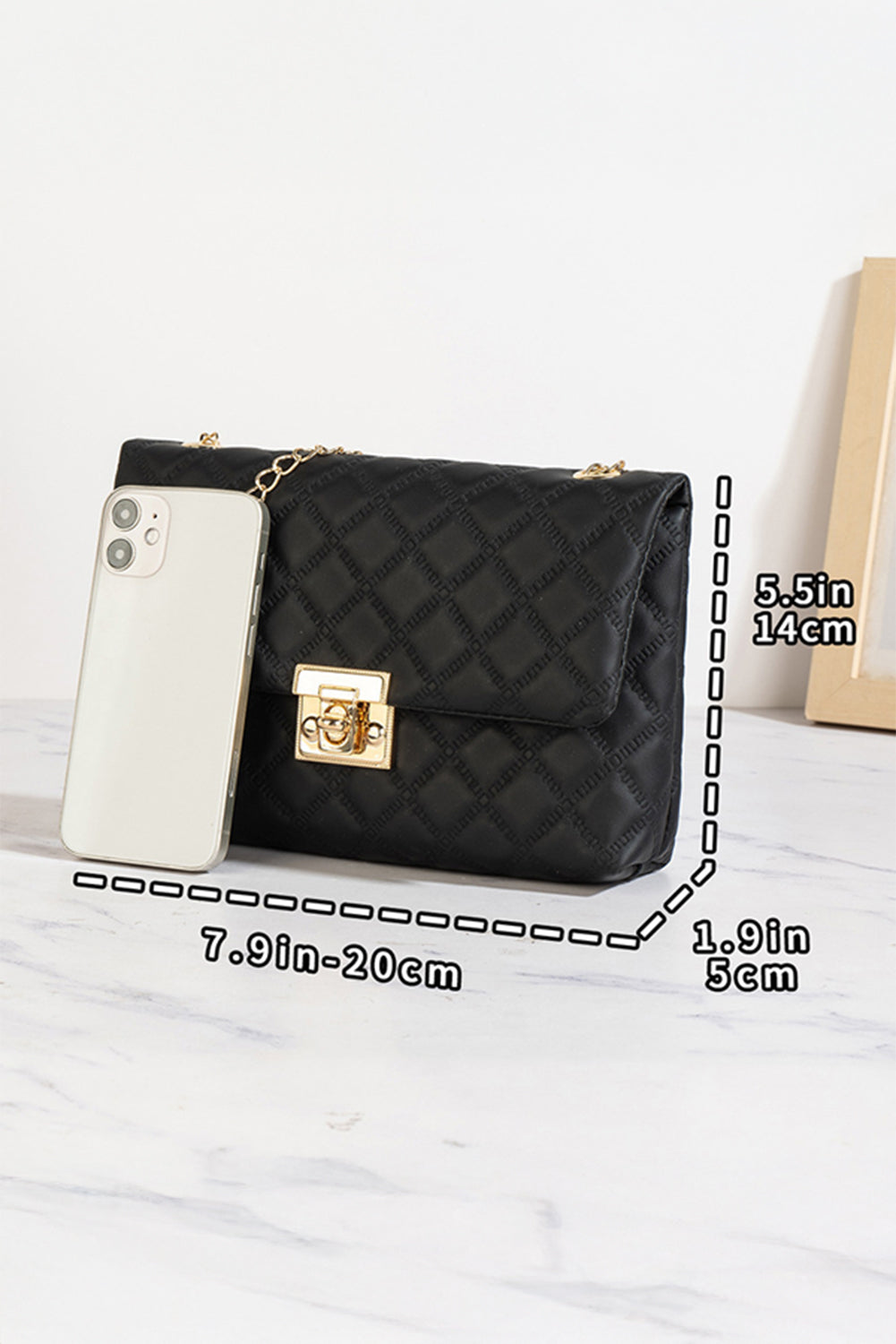 Bolso de hombro negro de piel sintética texturizada con hebilla de cadena dorada