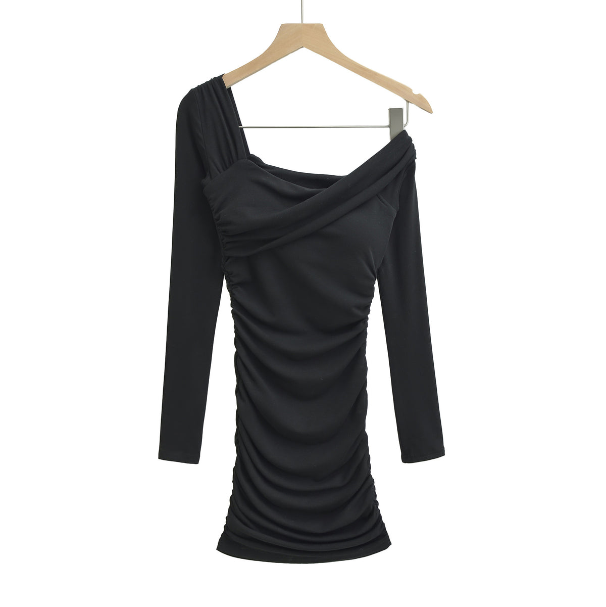Vestido corto ajustado de manga larga, con hombros descubiertos y detalle fruncido