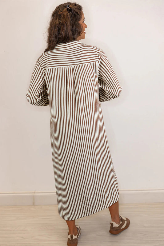Vestido camisero midi de rayas marrones con textura, manga 3/4, bajo redondeado y abertura