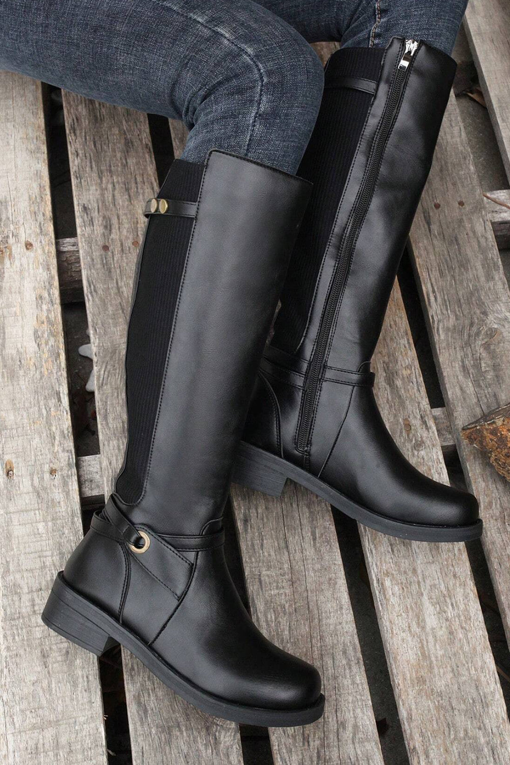 Botas negras hasta la rodilla con cremallera lateral, tacón bajo y grueso