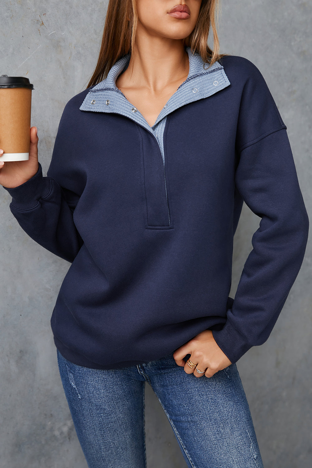 Sudadera informal de color azul desgastado, con hombros caídos y botones metálicos