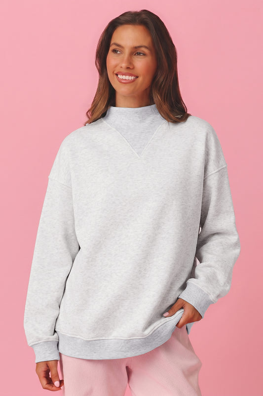 Sudadera gris claro de cuello alto con puños y bajo acanalados