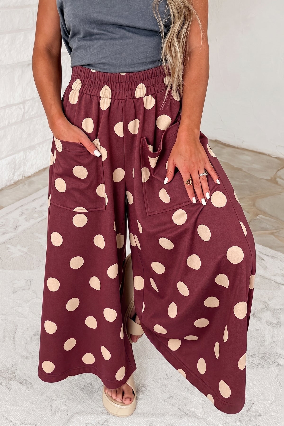Pantalones informales de pernera ancha, con cintura elástica y estampado de lunares sobre fondo azul