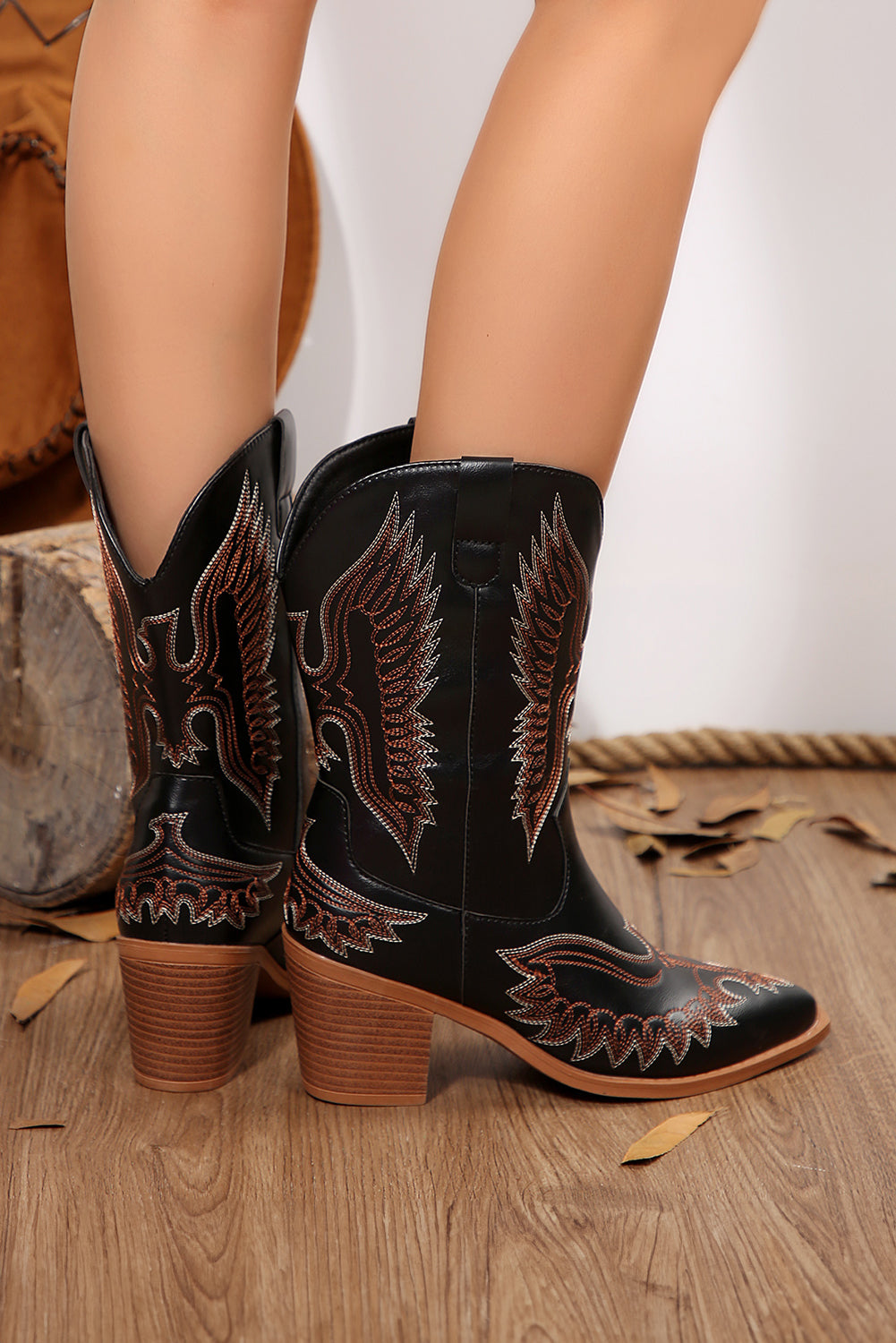 Botas de piel sintética negra estilo western con bordado de águila