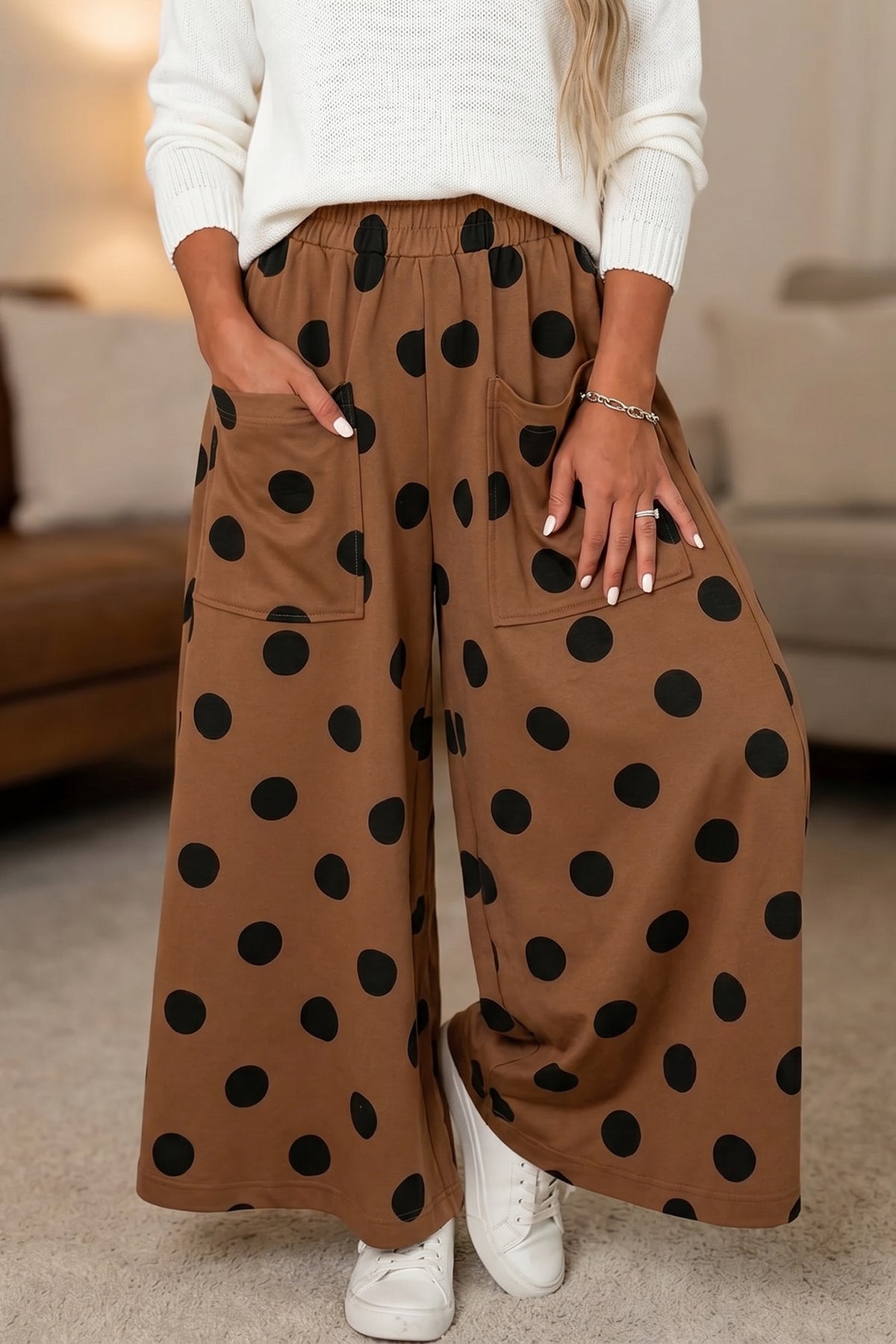 Pantalones informales de pernera ancha, con cintura elástica y estampado de lunares sobre fondo azul