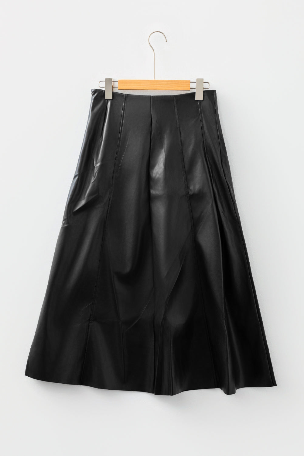 Falda midi acampanada de piel sintética negra con detalle de hebilla retro y costuras plisadas