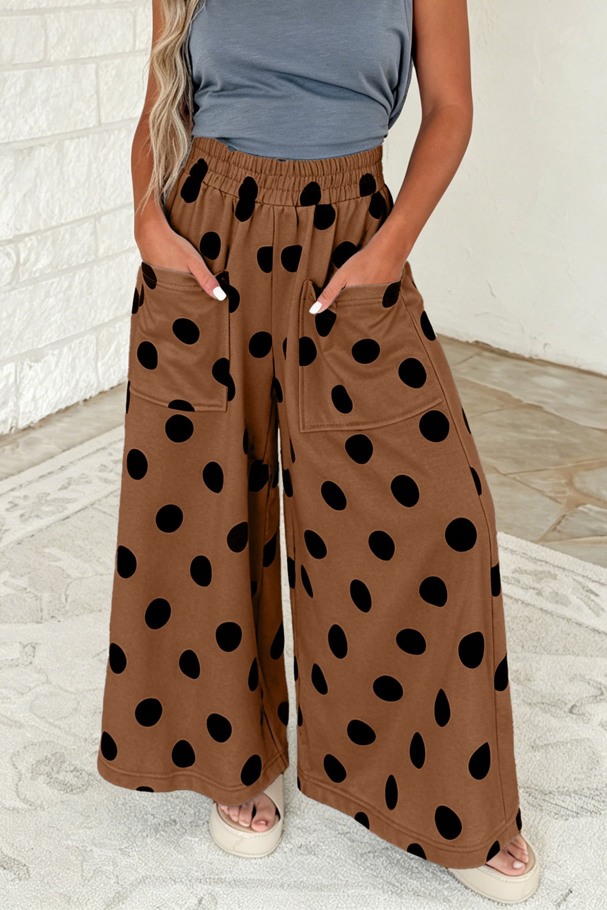 Pantalones informales de pernera ancha, con cintura elástica y estampado de lunares sobre fondo azul