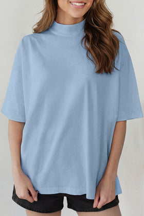 Camiseta oversize de cuello alto de color azul claro liso