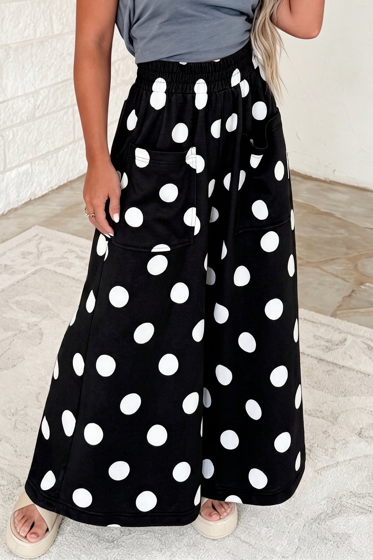 Pantalones informales de pernera ancha, con cintura elástica y estampado de lunares sobre fondo azul