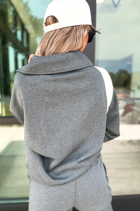 Conjunto de sudadera y pantalón deportivo con cuello en V en gris medio