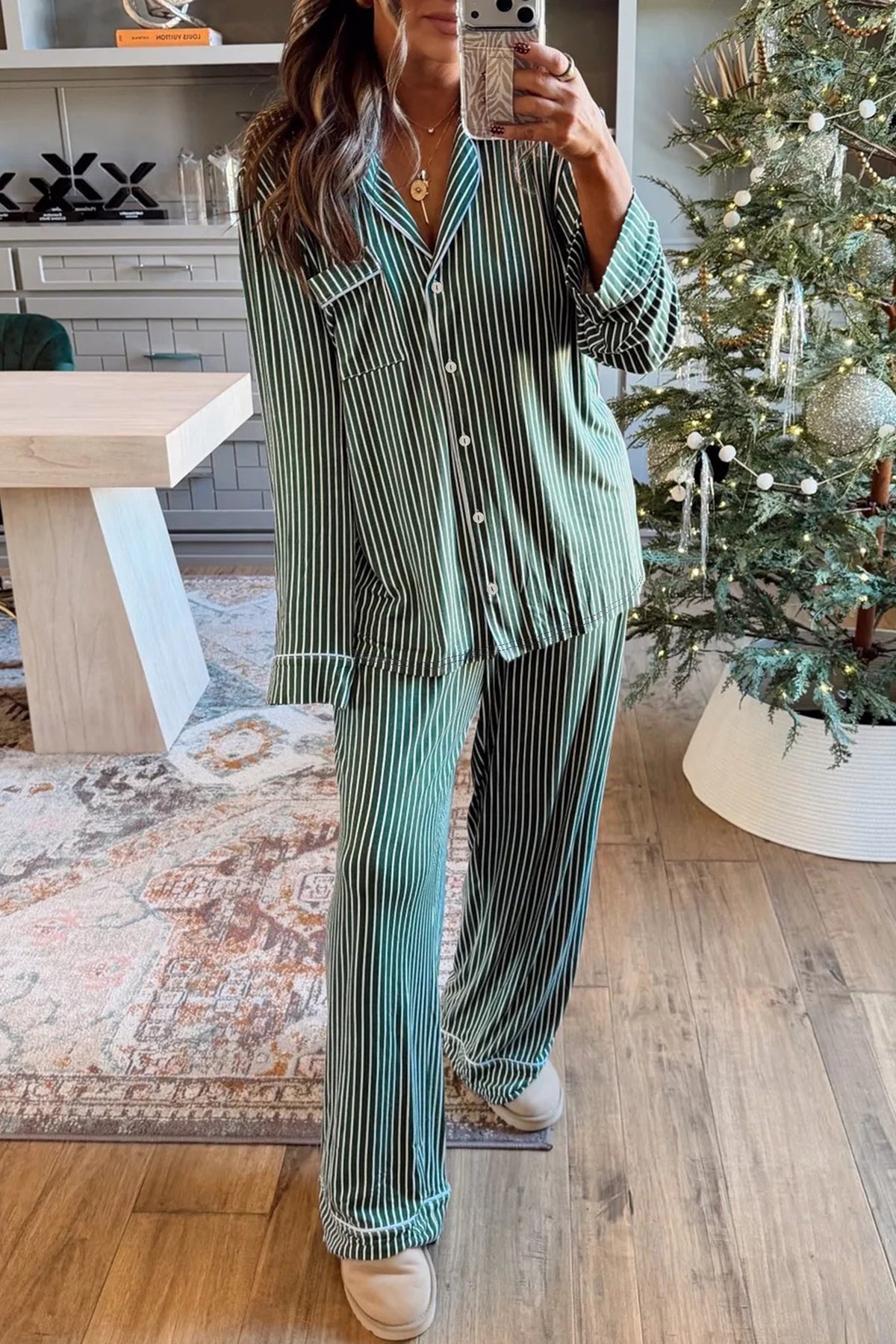 Conjunto de pijama: camisa con solapa, bolsillo en el pecho y ribetes, y pantalón; diseño a rayas verdes.