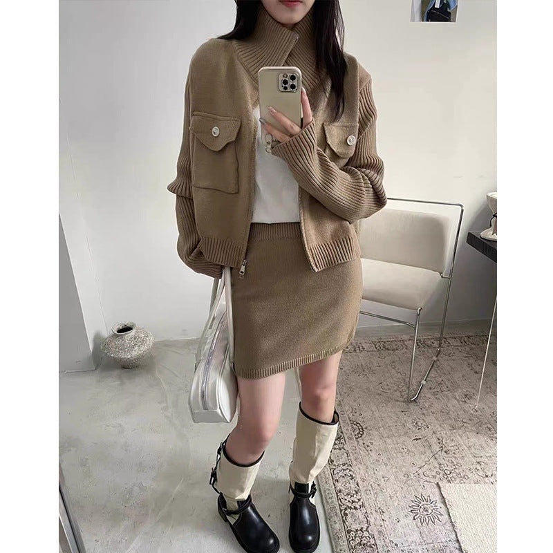 Conjunto de dos piezas: suéter con cuello alzado y cremallera, y falda