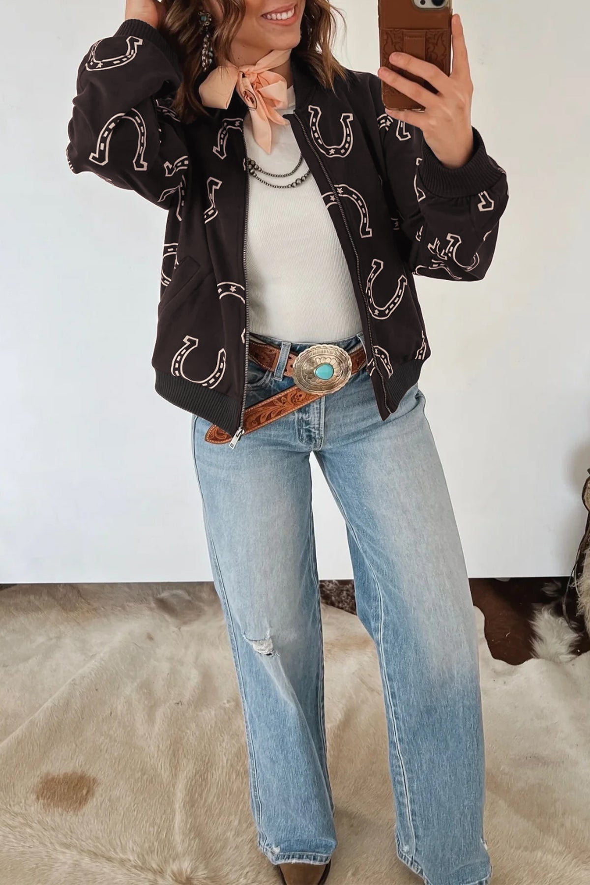 Chaqueta recta marrón con estampado de herraduras estilo western y bolsillo con cremallera