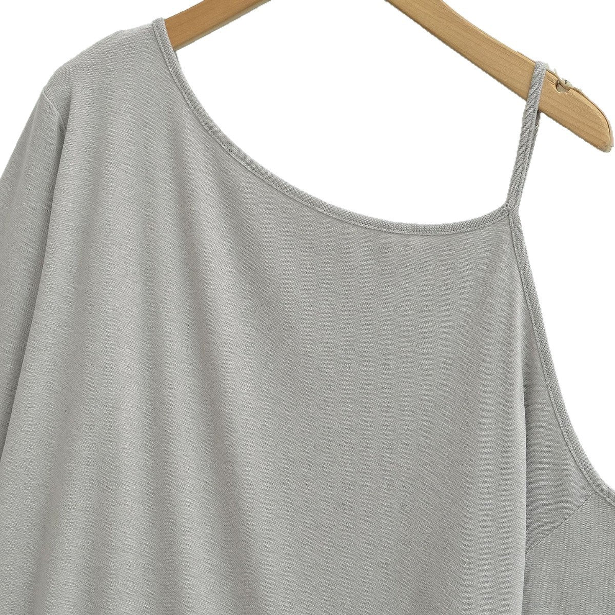 Camiseta de mujer de manga larga, asimétrica y con los hombros al descubierto