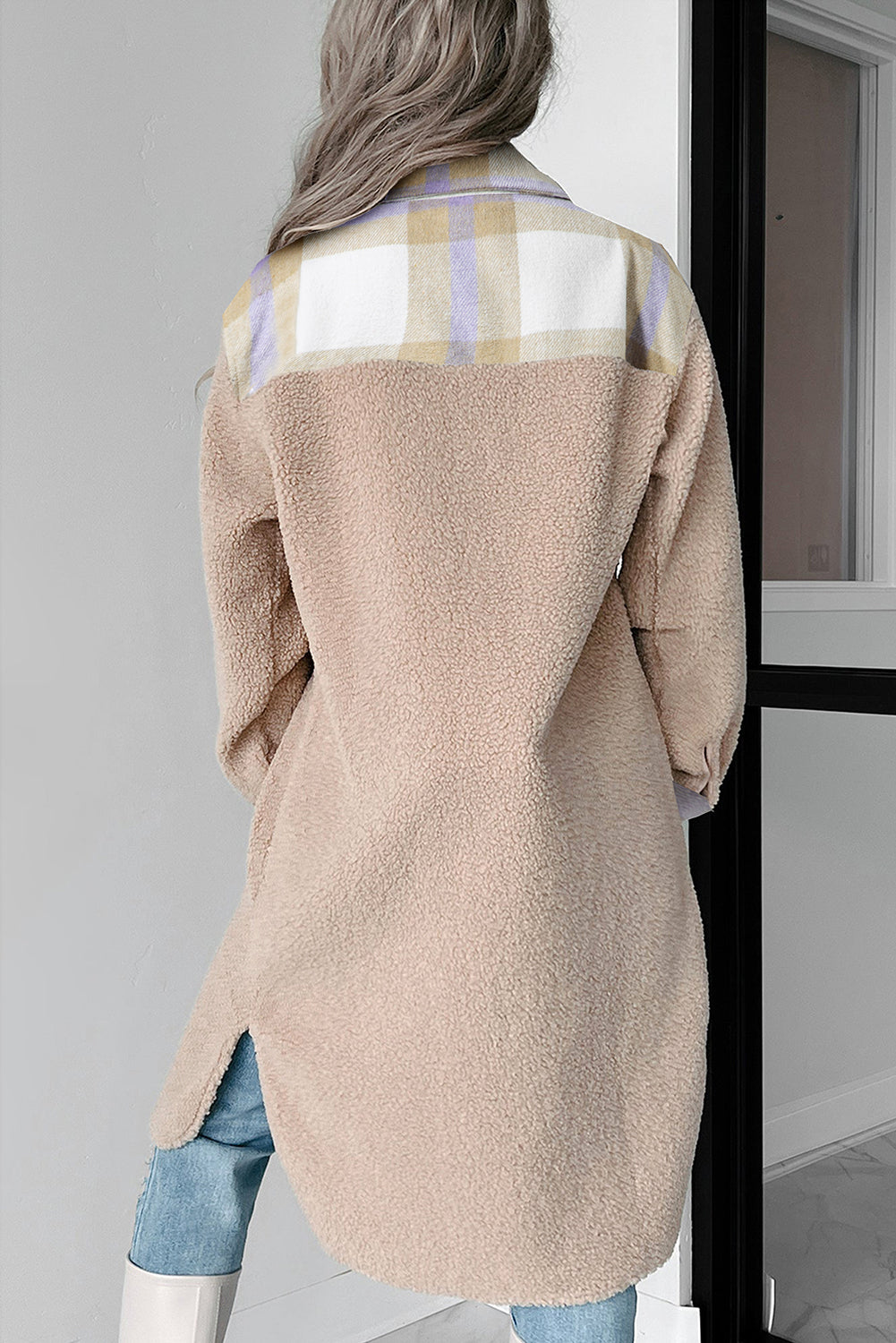 Abrigo largo de sherpa, con cuello, cierre de botones y diseño de parches a cuadros en tono gris humo