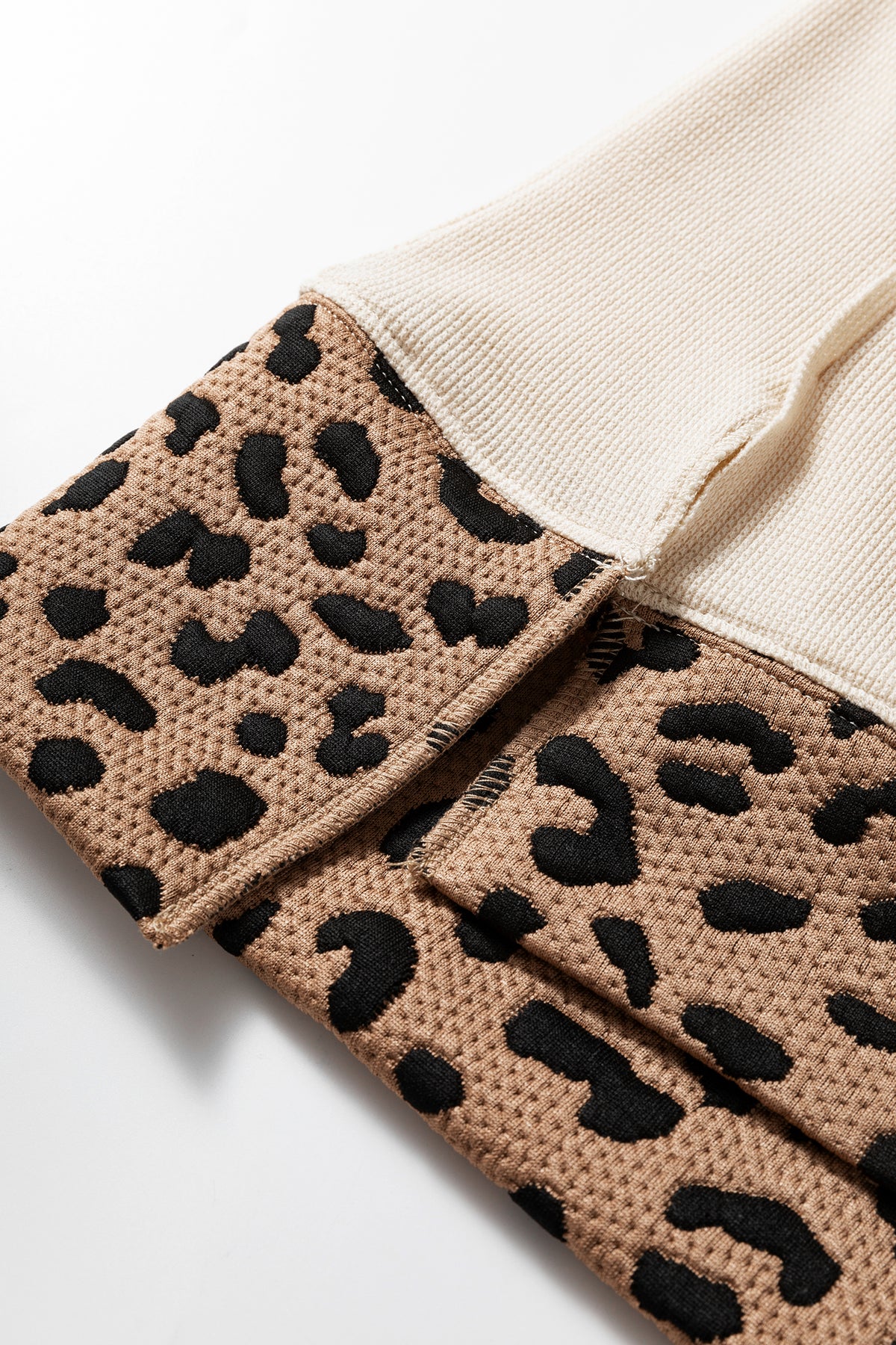 Sudadera holgada en beige con detalle de patchwork de leopardo y estrella en contraste y costuras vistas