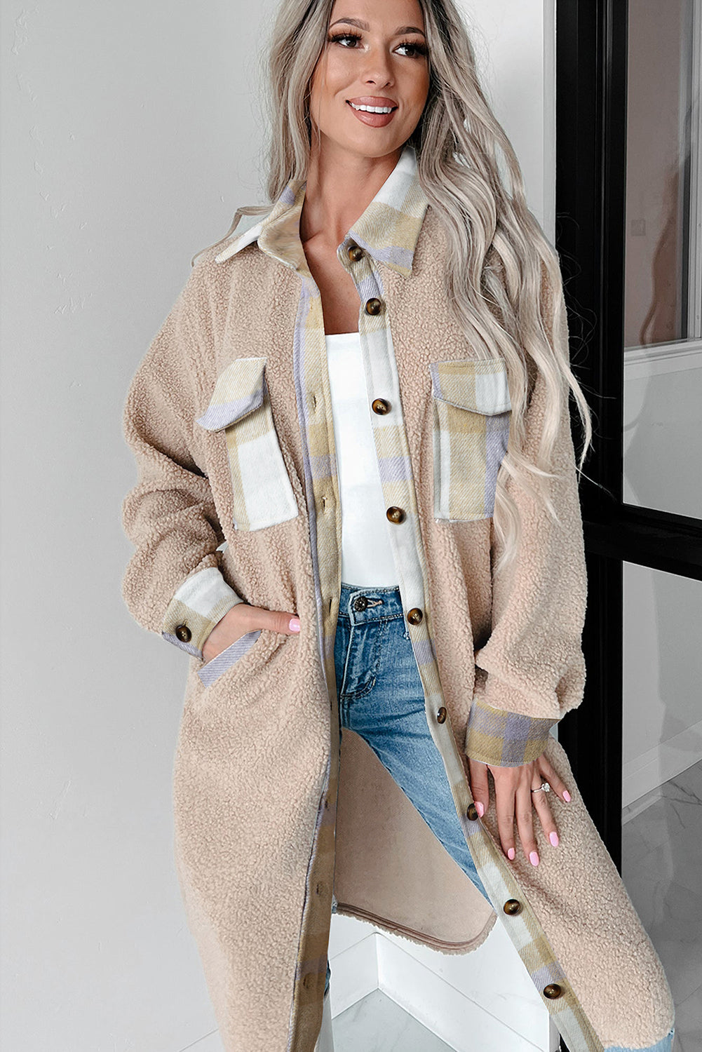 Abrigo largo de sherpa, con cuello, cierre de botones y diseño de parches a cuadros en tono gris humo