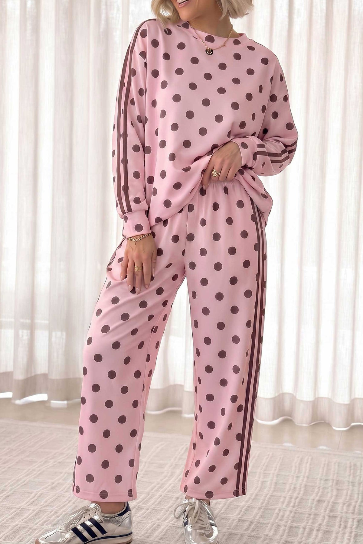Conjunto de pantalón casual y blusa de manga larga marrón con estampado de lunares y detalle de franja lateral.