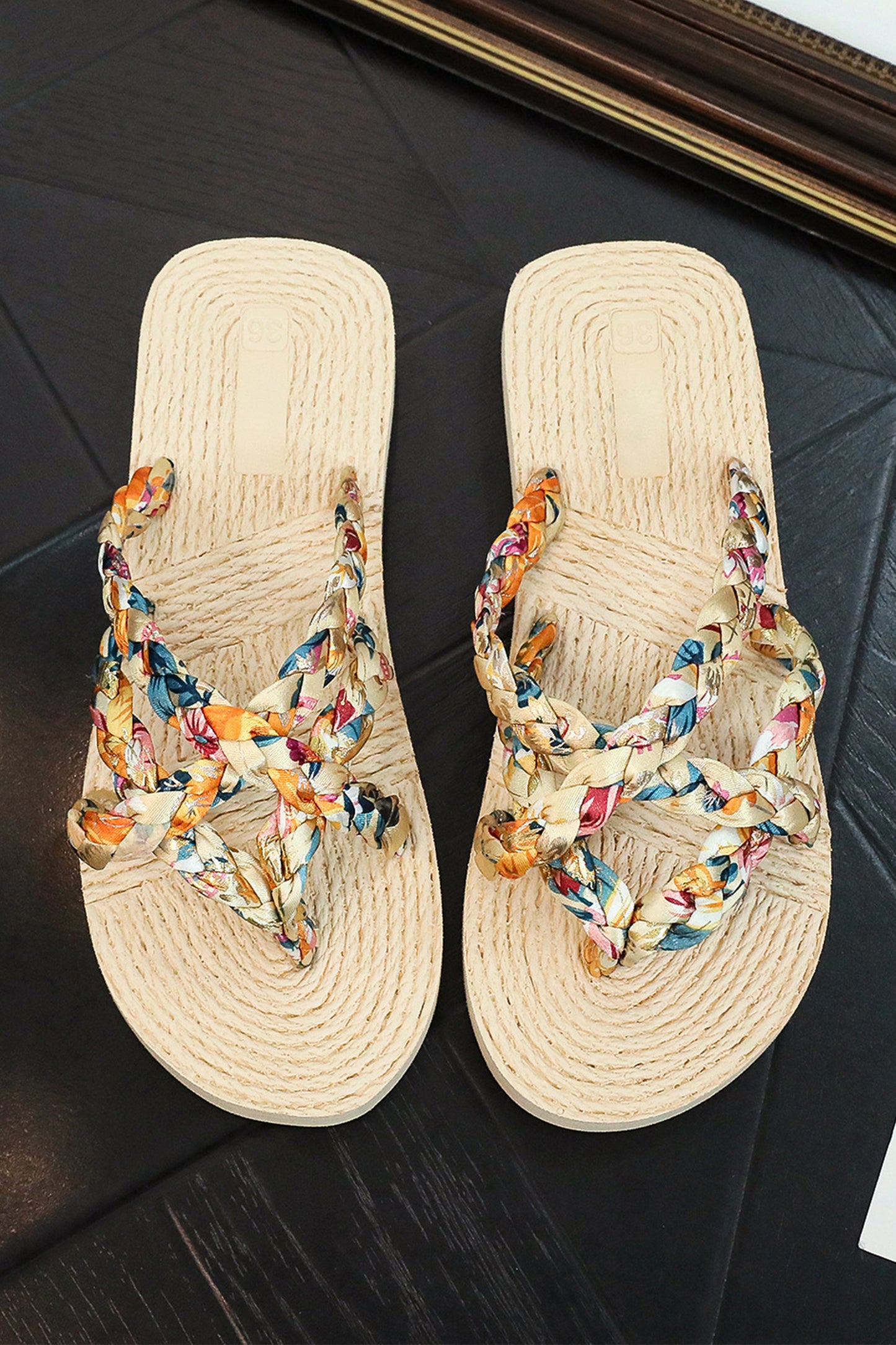 Sandalias tipo chancla de estilo boho en color beige, tejidas, con diseño de tiras entrecruzadas y estampado