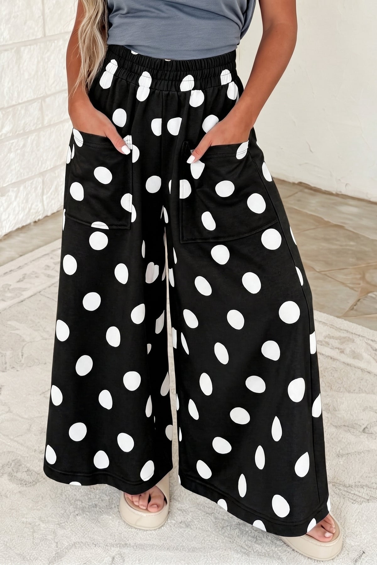 Pantalones informales de pernera ancha, con cintura elástica y estampado de lunares sobre fondo azul