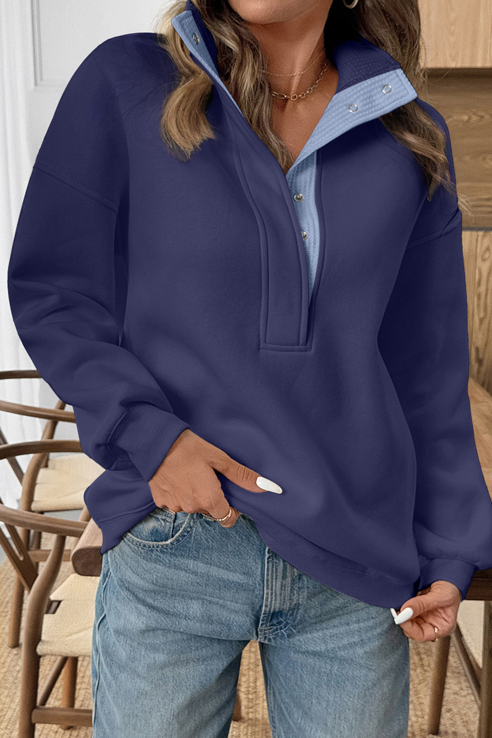 Sudadera informal de color azul desgastado, con hombros caídos y botones metálicos