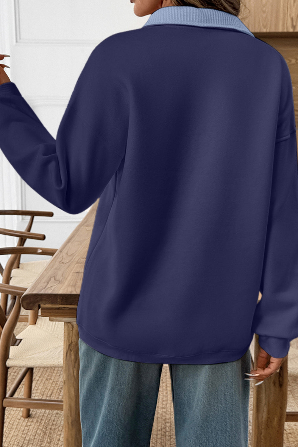 Sudadera informal de color azul desgastado, con hombros caídos y botones metálicos