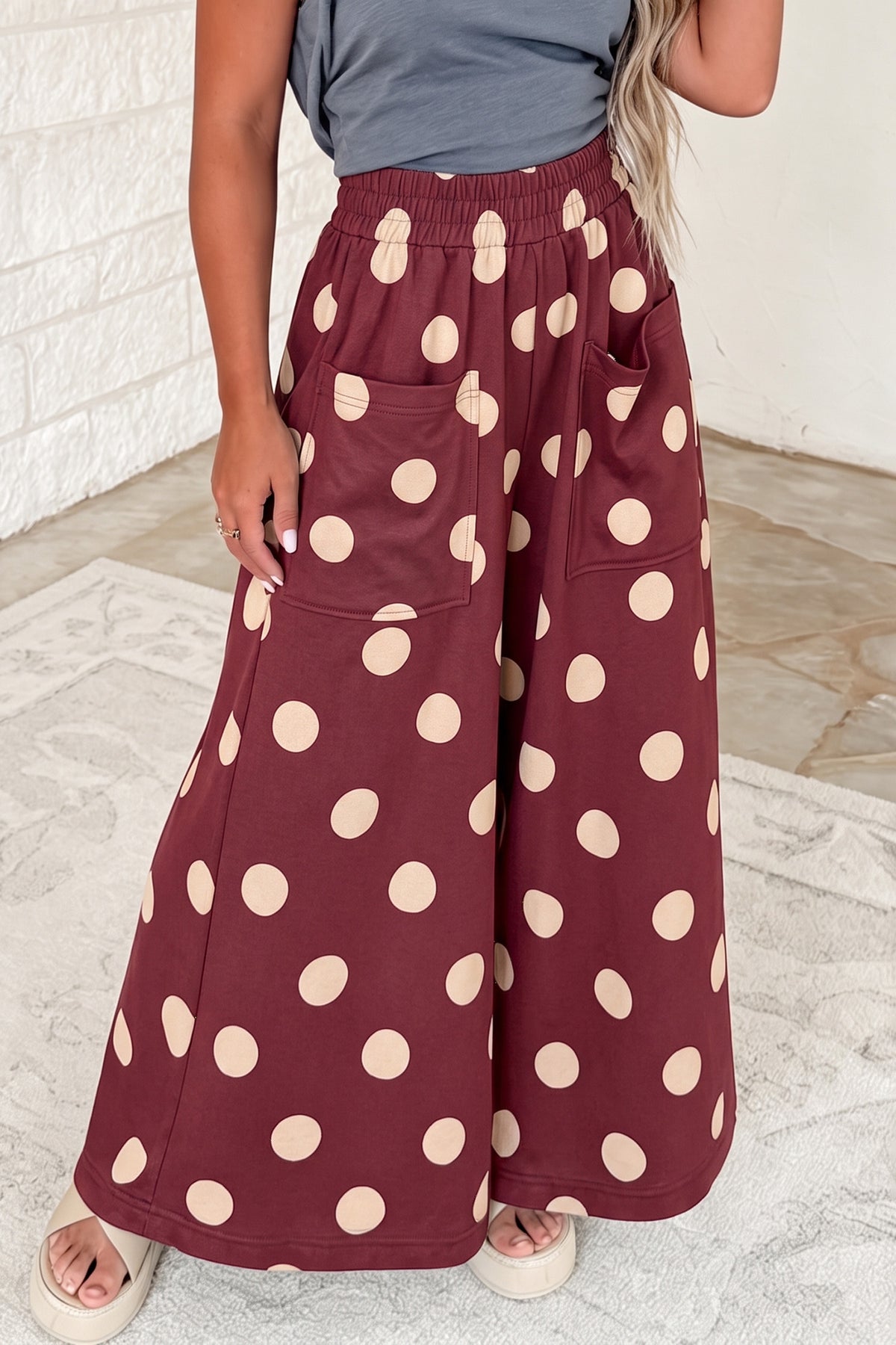 Pantalones informales de pernera ancha, con cintura elástica y estampado de lunares sobre fondo azul
