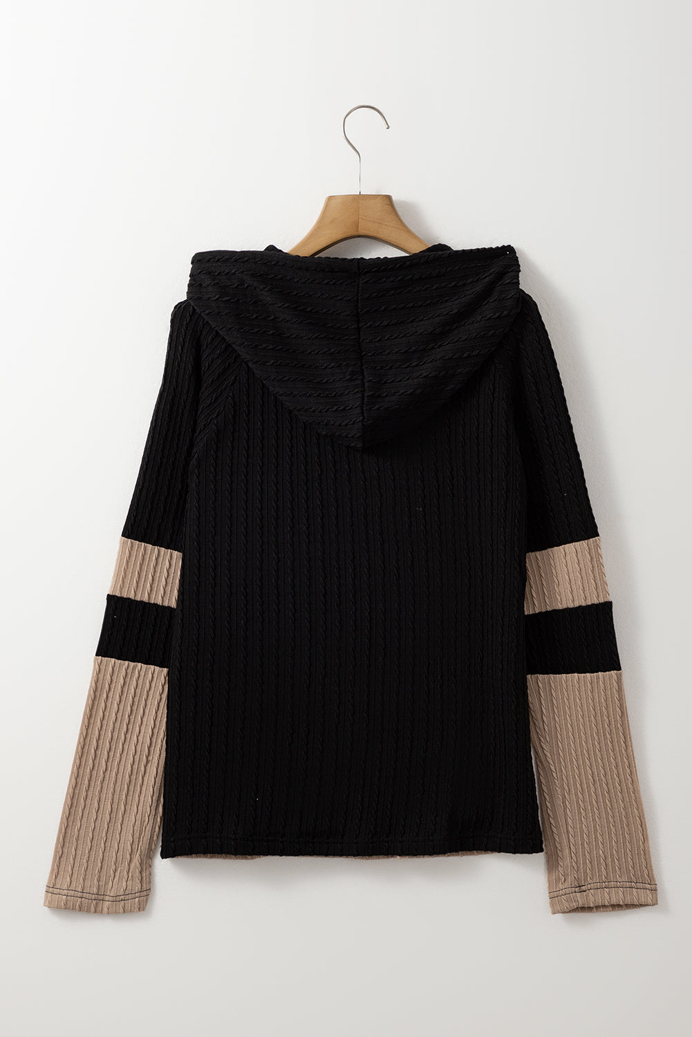 Sudadera de manga larga con bloques de color, textura tipo pergamino, cierre de un cuarto y capucha con cordón