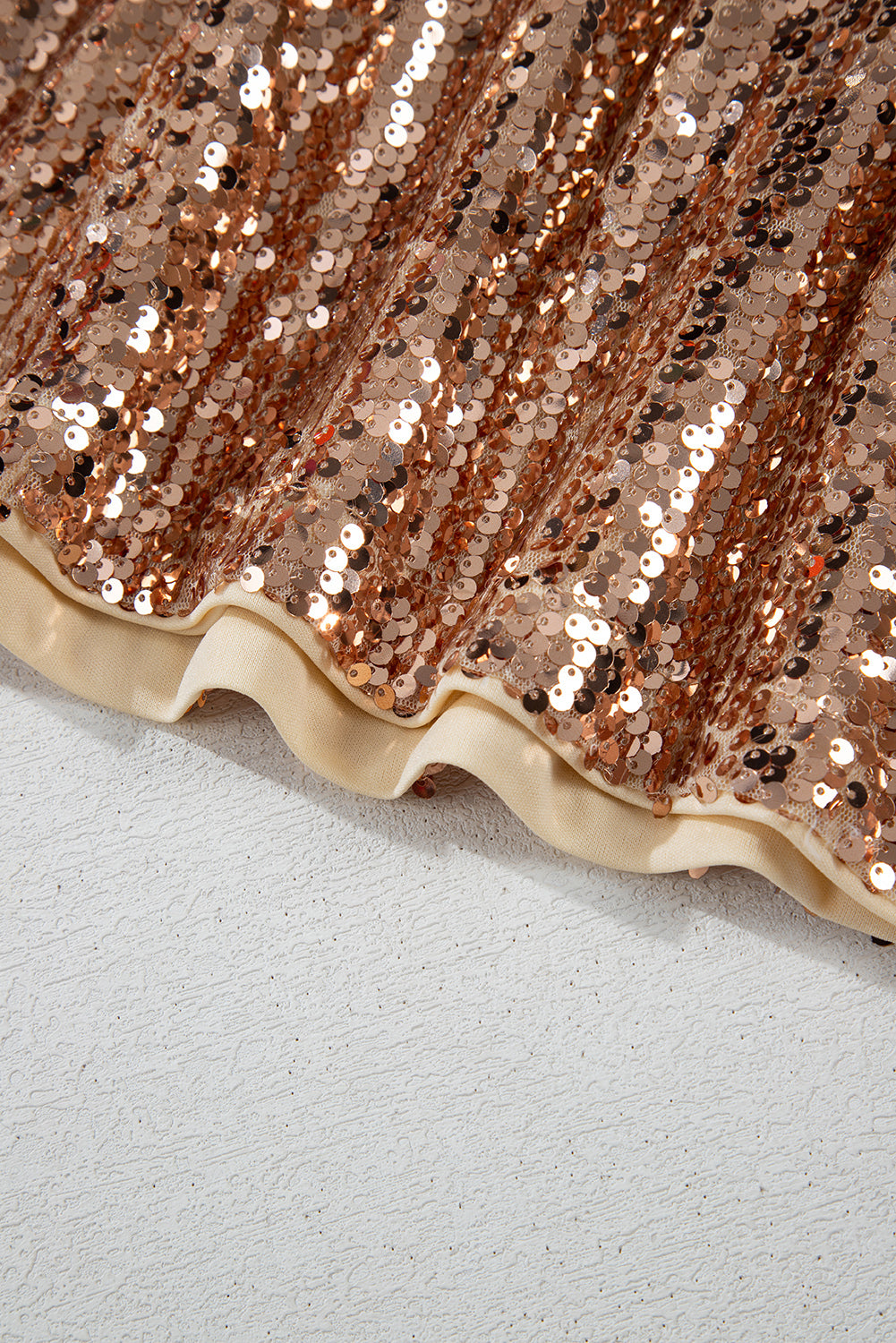 Minivestido de manga larga con abertura en la espalda y lentejuelas doradas - Bego Fashion