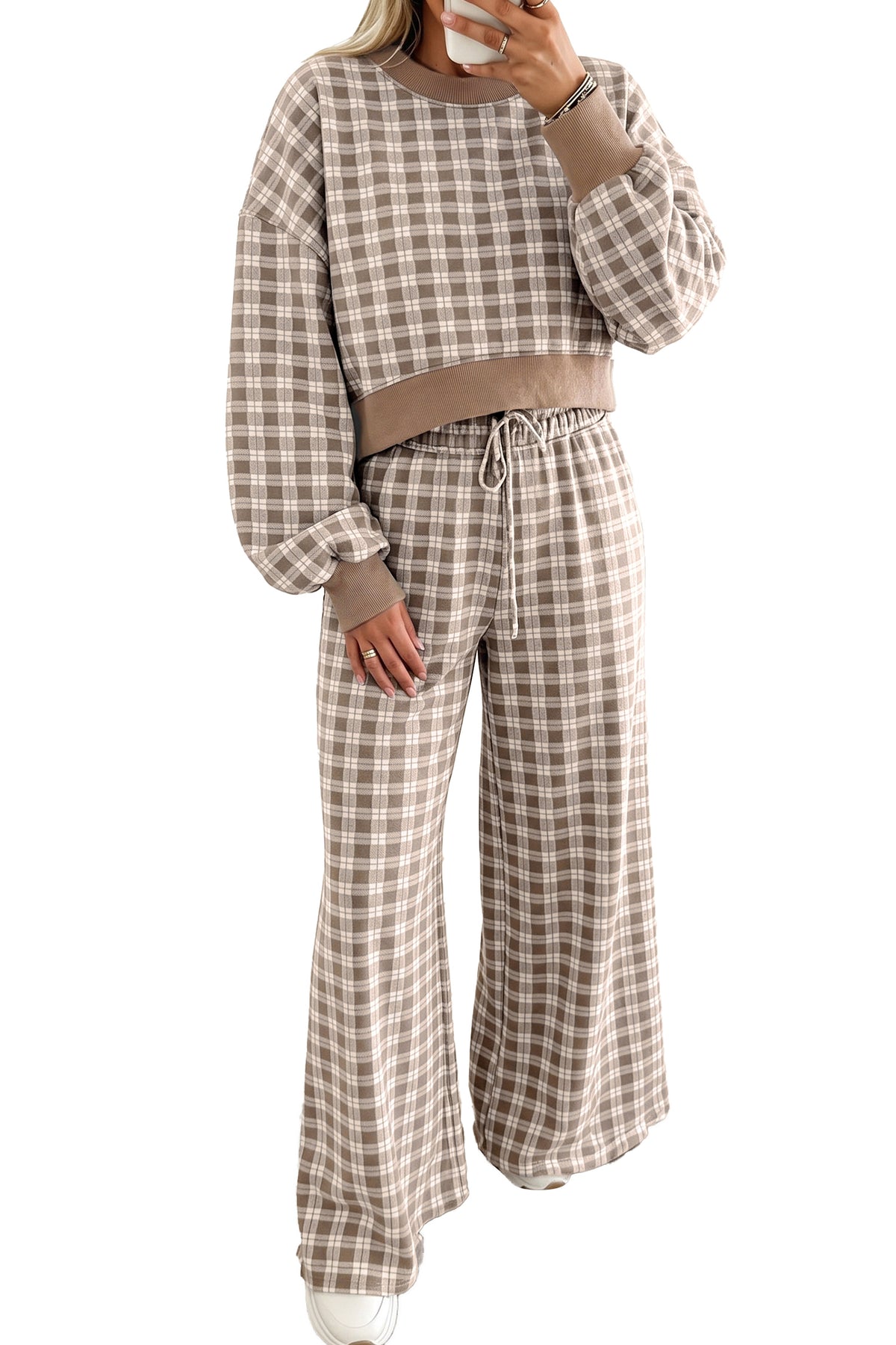 Conjunto de dos piezas: top de manga larga con hombros caídos, estampado de cuadros en tono caqui y detalles en bloques de color acanalados, junto con pantalón a juego.