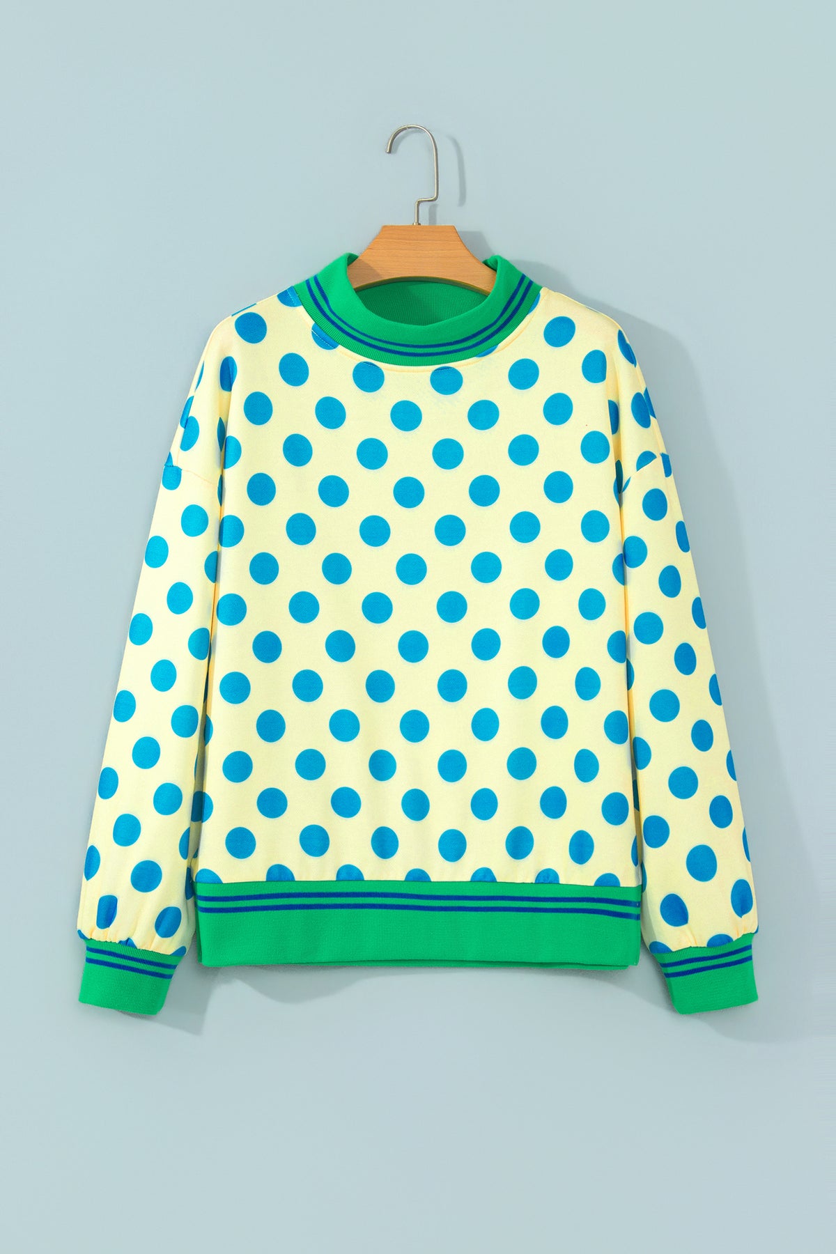 Sudadera rosa con cuello perkins y ribetes a rayas y lunares