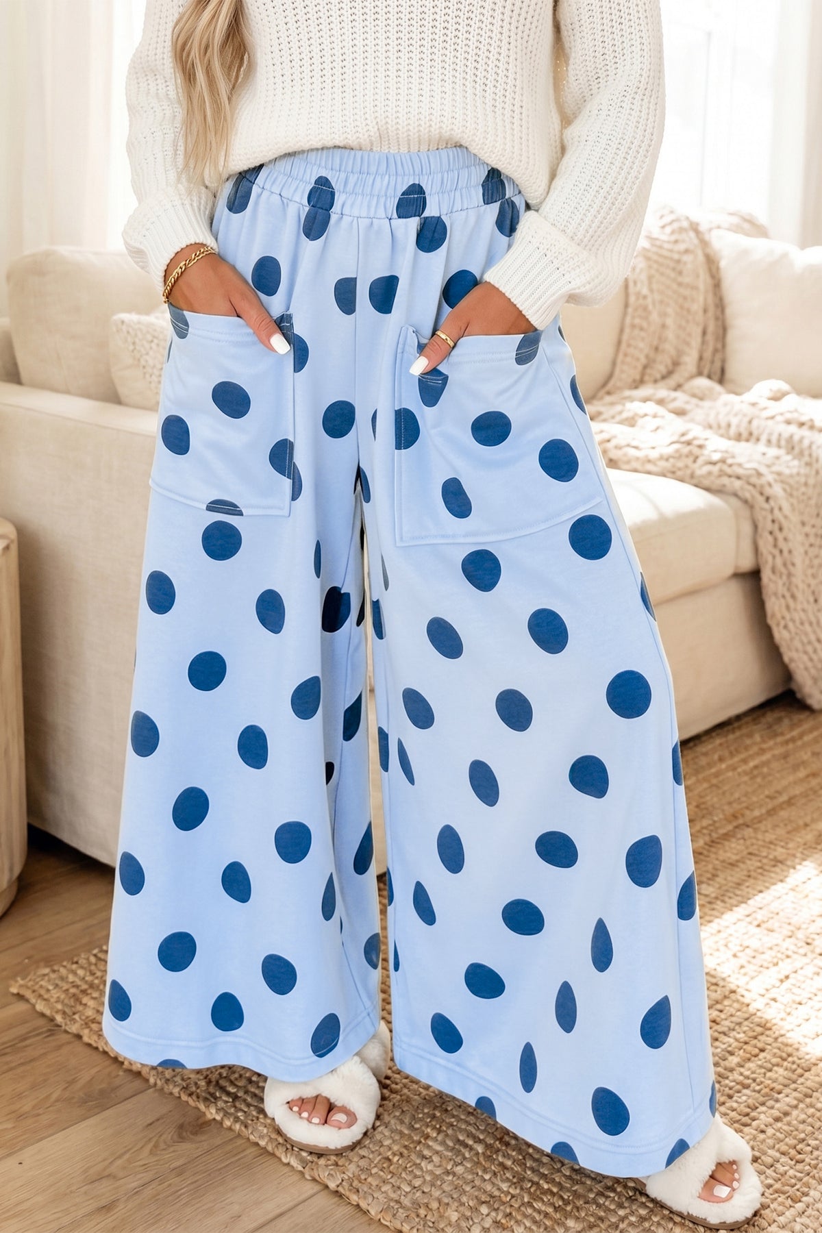Pantalones informales de pernera ancha, con cintura elástica y estampado de lunares sobre fondo azul